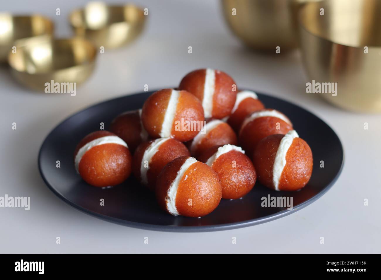 Malai Gulab Jamun. Gulab Jamun Sandwich mit Milchrahmfüllung. Fusion aus indischem süßen Dessert, goldbraun, weich und in Zuckersirup eingeweicht. Perfec Stockfoto