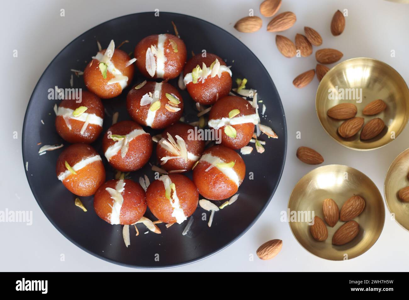 Malai Gulab Jamun. Gulab Jamun Sandwich mit Milchrahmfüllung. Fusion aus indischem süßen Dessert, goldbraun, weich und in Zuckersirup eingeweicht. Perfec Stockfoto