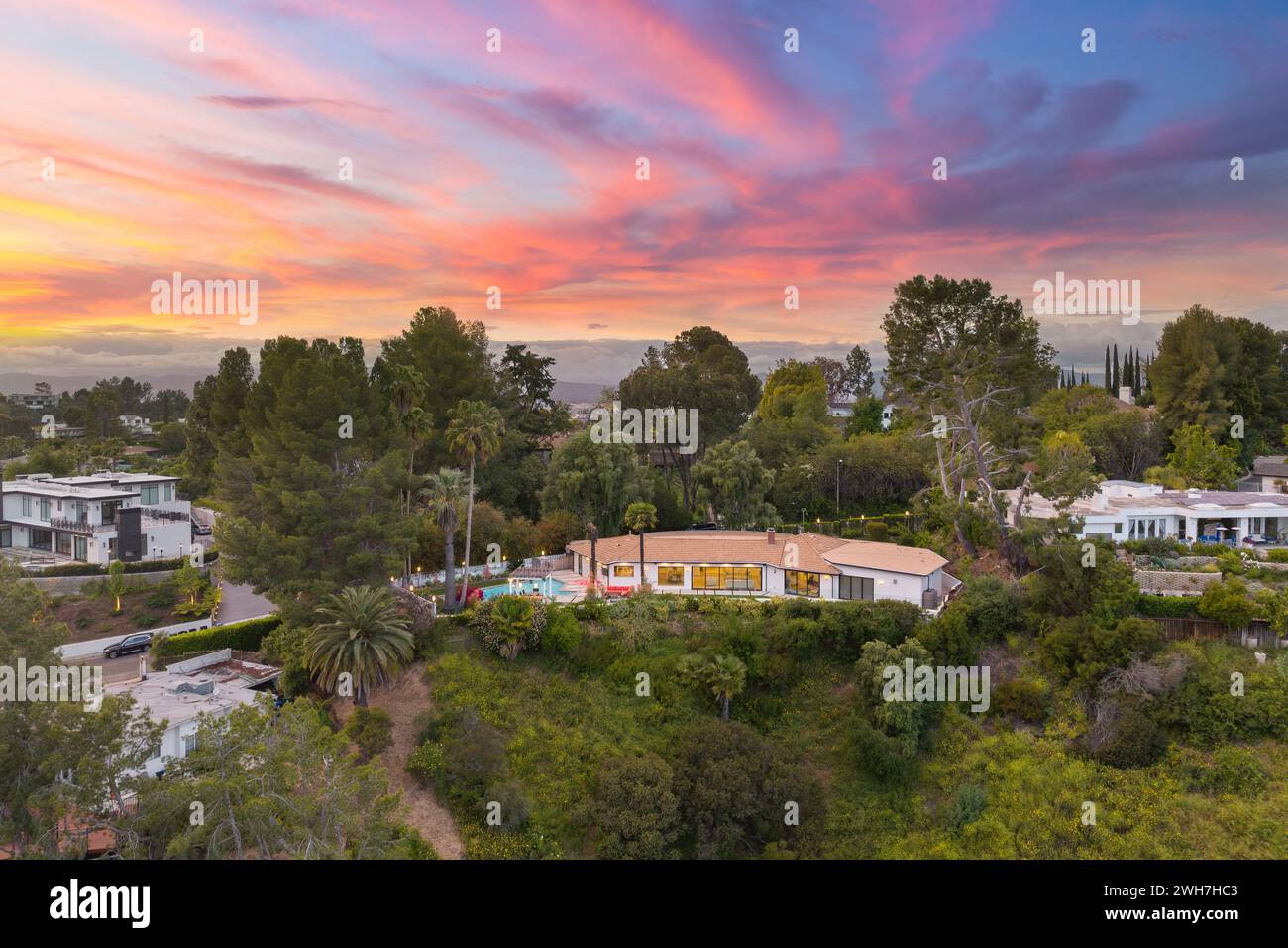 Blick aus der Luft auf die moderne Residenz mit Pool im geräumigen Hinterhof Stockfoto