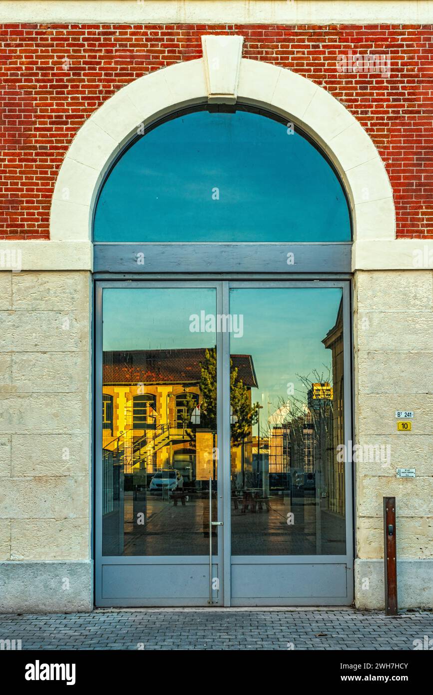 Einblicke in die Ausstellungsräume der Tagungsräume und Werkstätten in der City of Design in Saint-Etienne. Saint-Etienne, Frankreich Stockfoto