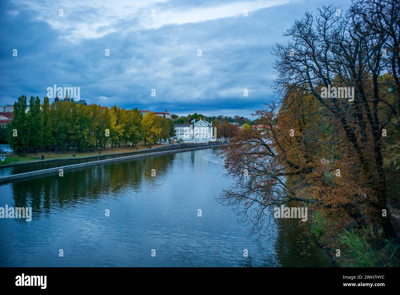 Praha, Tschechische Republik, 26. oktober 2023, Panoramablick auf die moldau *** Praha, Tschechische Republik, 26. Oktober 2023, Panoramablick auf die Moldau Copyright: XWolfgangxSimlingerx Stockfoto