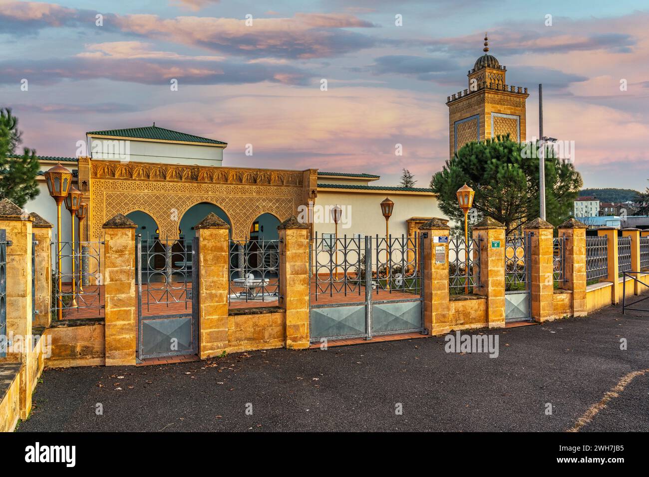 Außen und Eingang mit dem Minarett der Großen Moschee Mohammed VI Saint-Etienne. Saint Etienne, Departement Loire, Region Auvergne Rhône Alpes, Fr. Stockfoto