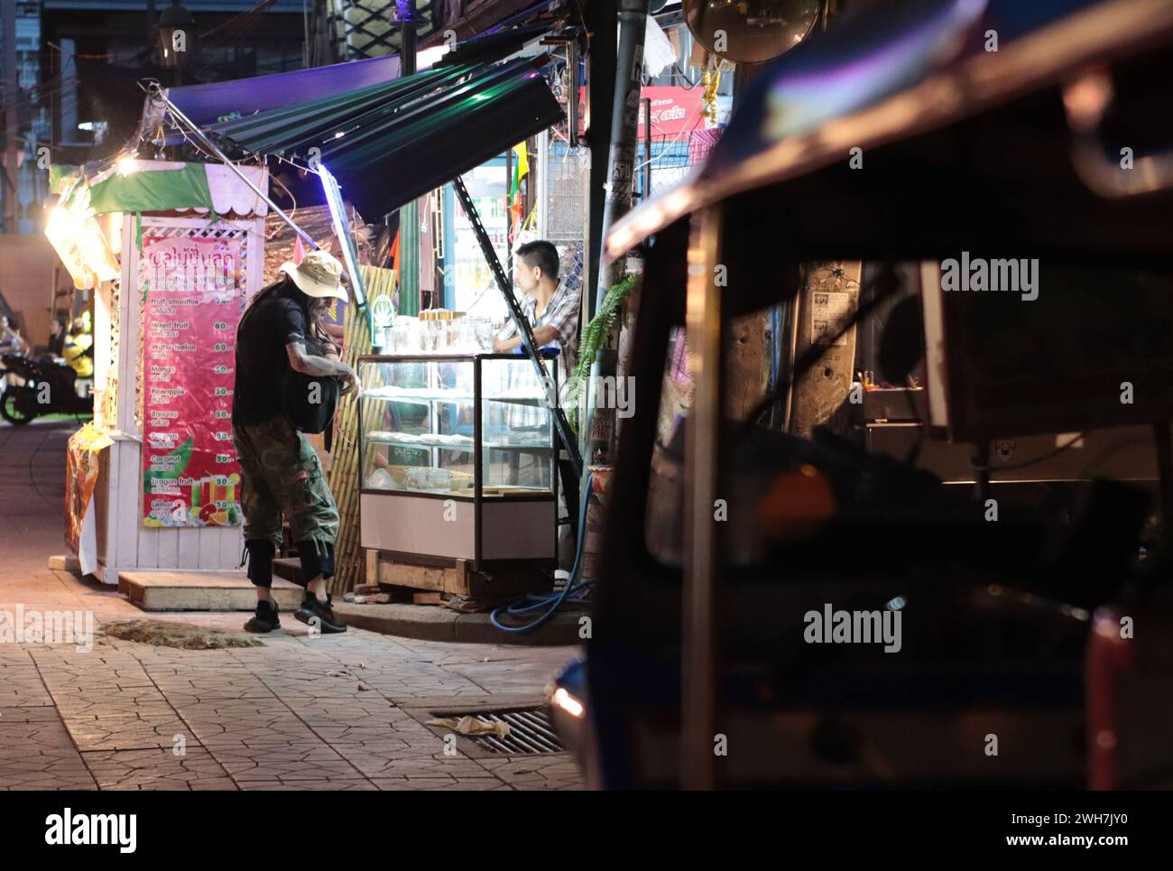 Mann mit Hut kauft legales Gras in einem Unkrautladen in Bangkok, Thailand Stockfoto