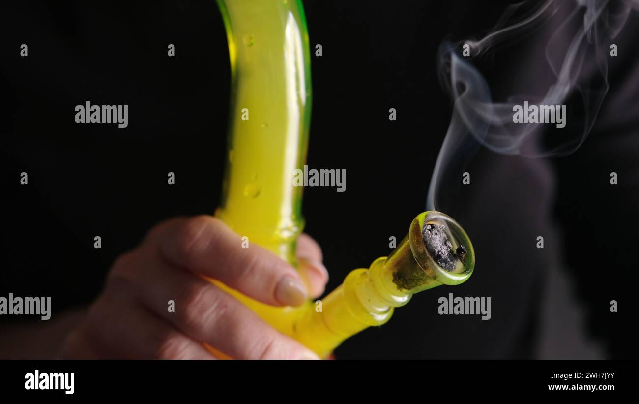 Frau Raucht Cannabis Mit Bong In Nahaufnahme Stockfoto