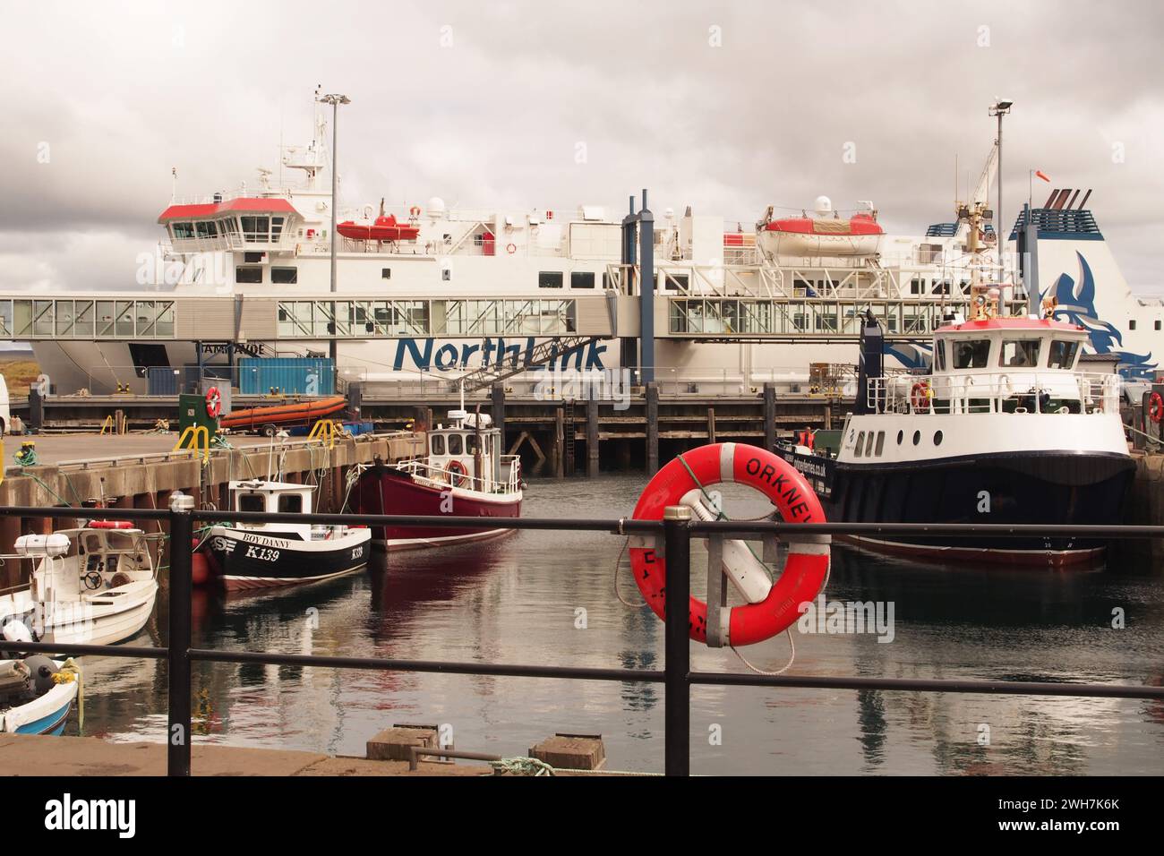 Kleine Fischerboote, eine Orkney-Fähre und die North Link-Fähre Hamnavoe, die im Hafen von Stromness, Orkney UK, ankern Stockfoto