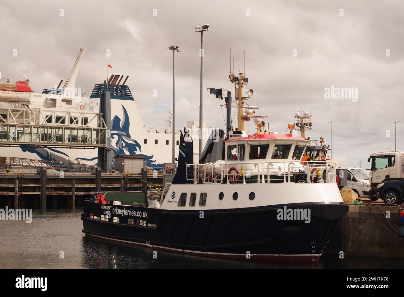 Kleine Fischerboote, eine Orkney-Fähre und die North Link-Fähre Hamnavoe, die im Hafen von Stromness, Orkney UK, ankern Stockfoto