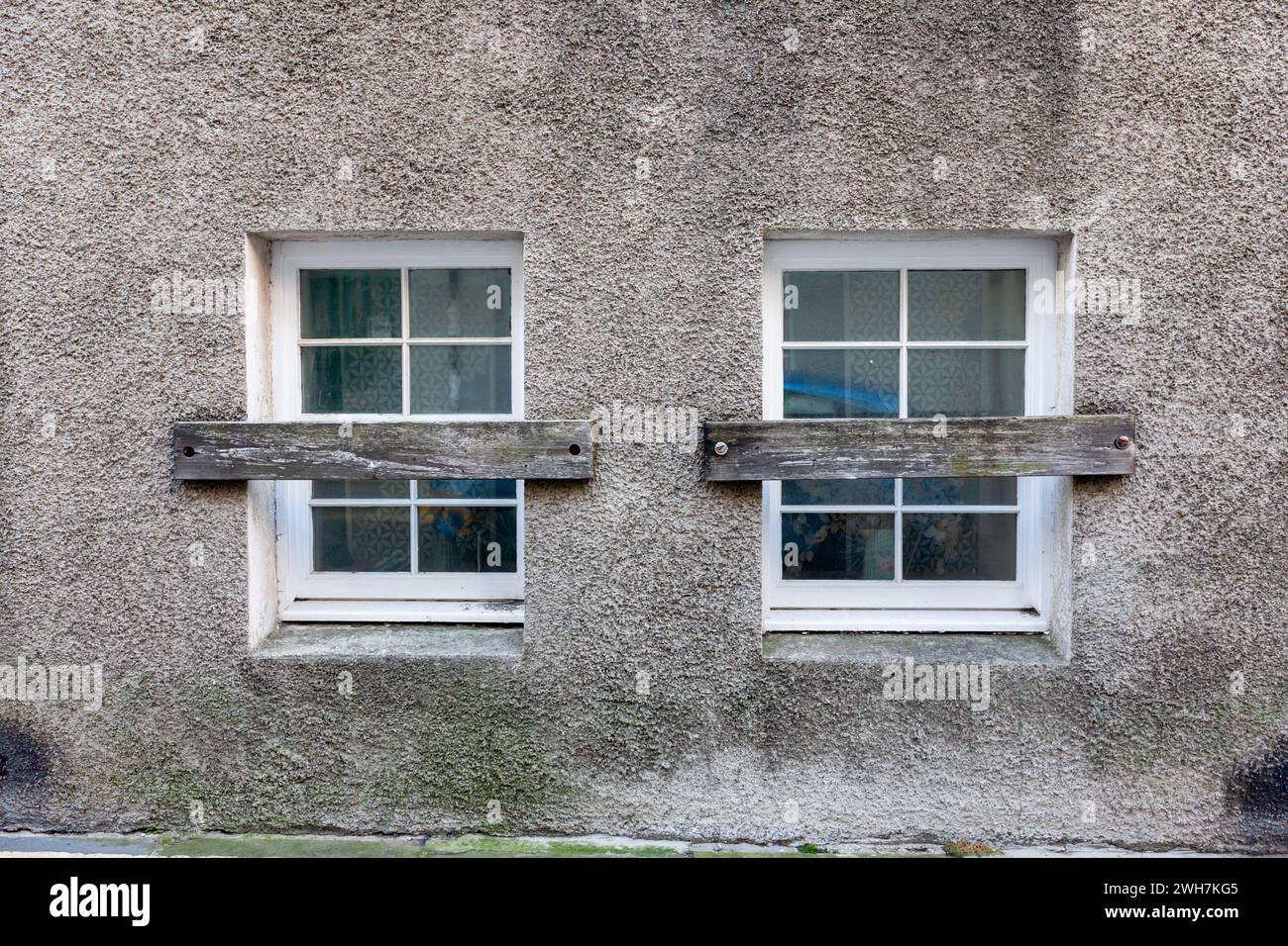 Schutzbretter über Fenstern, Kirkwall, Orkney, um jedes Weihnachten vor dem Ba-Spiel zu schützen Stockfoto