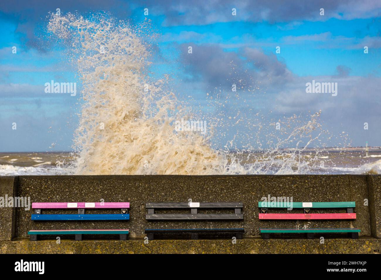 Crashing Wave, die Strandpromenade, New Brighton, Wirral, Großbritannien Stockfoto