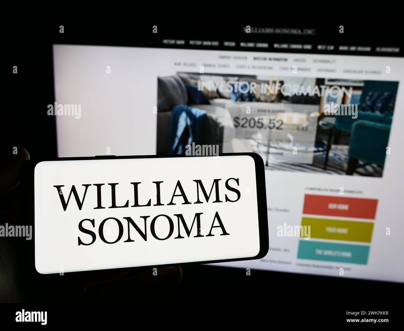 Person mit Smartphone und Logo des US-amerikanischen Einzelhandelsunternehmens Williams-Sonoma Inc. Vor der Website. Schwerpunkt auf dem Display des Telefons. Stockfoto