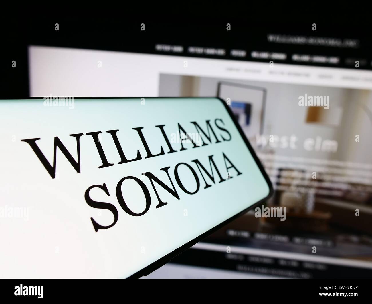 Mobiltelefon mit Logo des amerikanischen Einzelhandelsunternehmens Williams-Sonoma Inc. Vor der Website. Fokussieren Sie sich auf die linke Mitte des Telefondisplays. Stockfoto