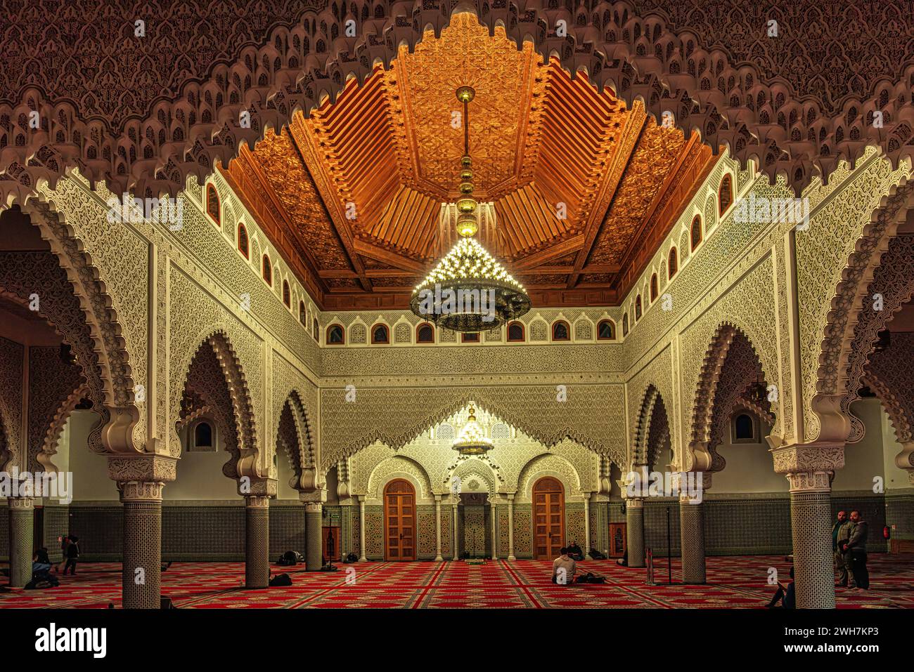 Reich dekorierte Inneneinrichtung, Juwel der hispaanisch-maurischen Kunst der Mohammed VI. Großen Moschee in Saint Etienne. Saint Etienne, Departement Loire, Frankreich Stockfoto