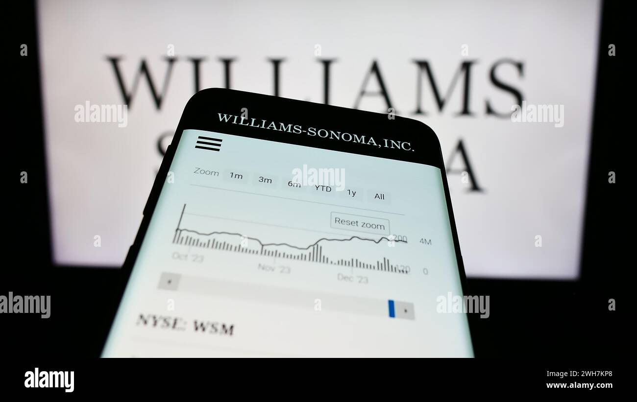 Smartphone mit Website des US-amerikanischen Einzelhandelsunternehmens Williams-Sonoma Inc. Vor dem Geschäftslogo. Fokussieren Sie sich oben links auf der Telefonanzeige. Stockfoto