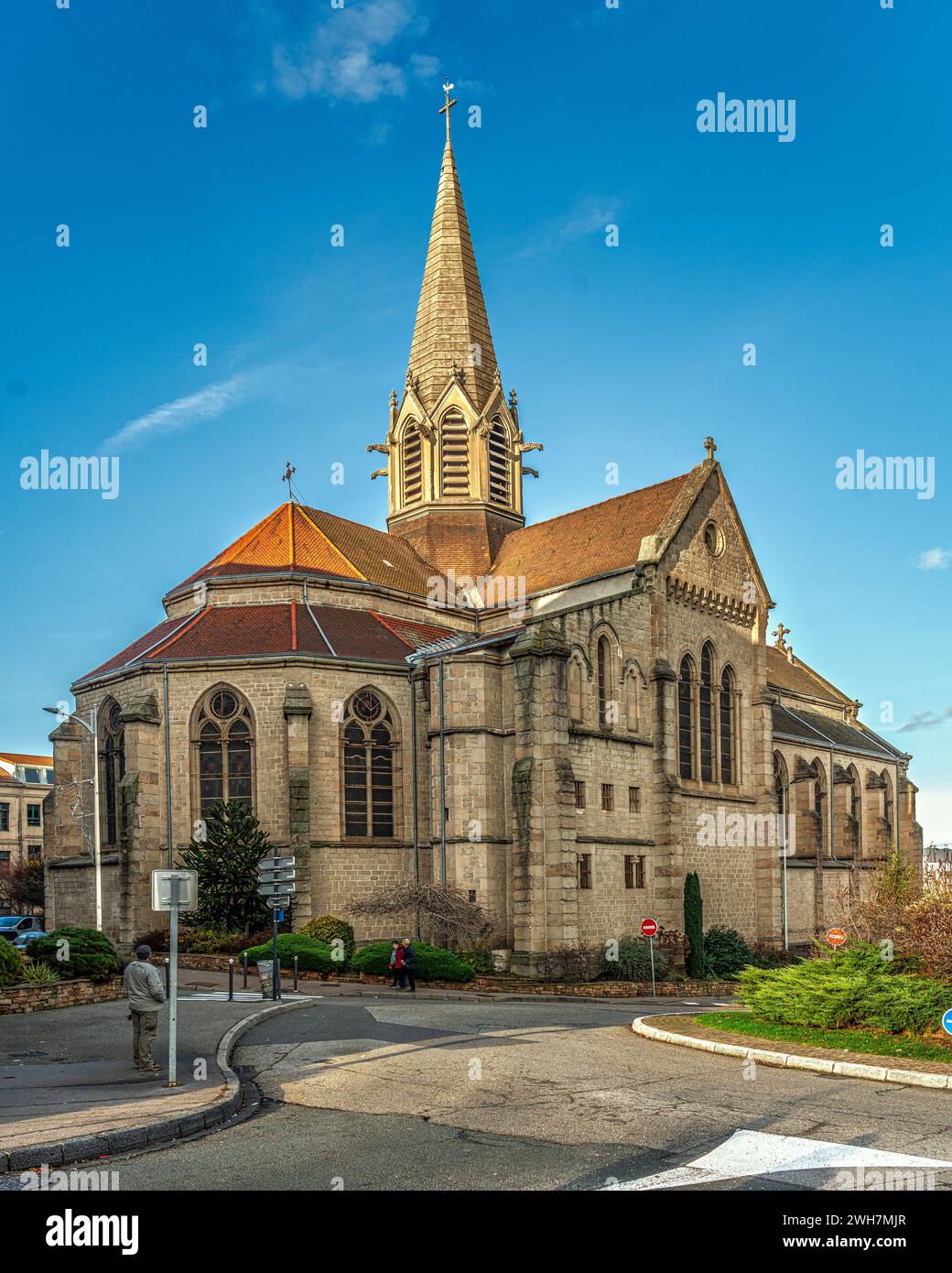 Die Apsiden und der Glockenturm der neogotischen Kirche Firminy, die Saint-Firmin gewidmet ist. Firminy, Departement Loire, Region Auvergne Rhône Alpes, Frankreich Stockfoto