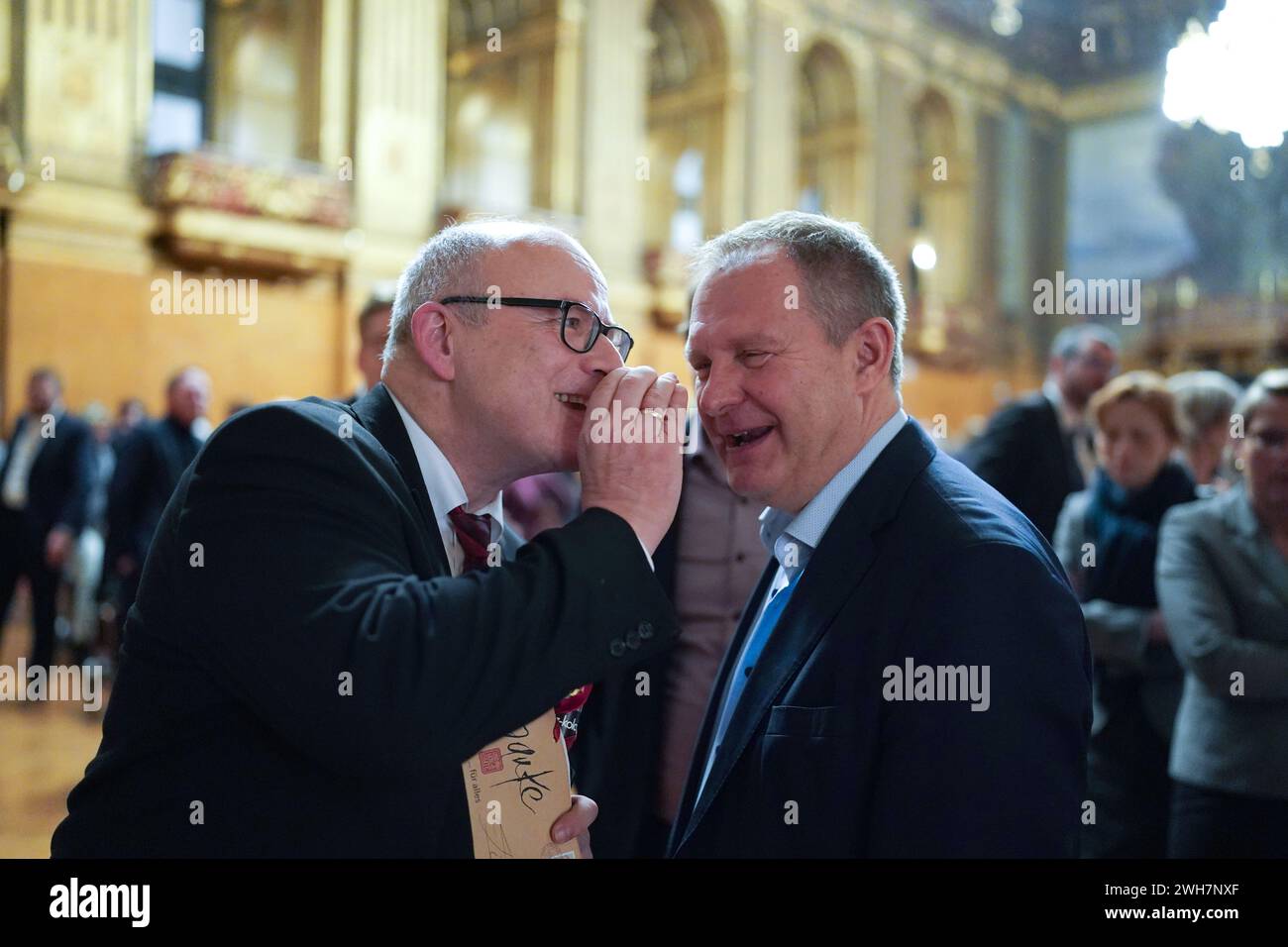 Hamburg, Deutschland. Februar 2024. Ties Rabe (l, SPD), ehemaliger Senator für Schule und Berufsbildung, und Jens Kerstan (Bündnis 90/die Grünen), Senator für Umwelt, Klima, Energie und Landwirtschaft in Hamburg, stehen nach dem feierlichen Abschied des ehemaligen Schulsenators Rabe im Großen Festsaal des Hamburger Rathauses zusammen. Quelle: Marcus Brandt/dpa/Alamy Live News Stockfoto