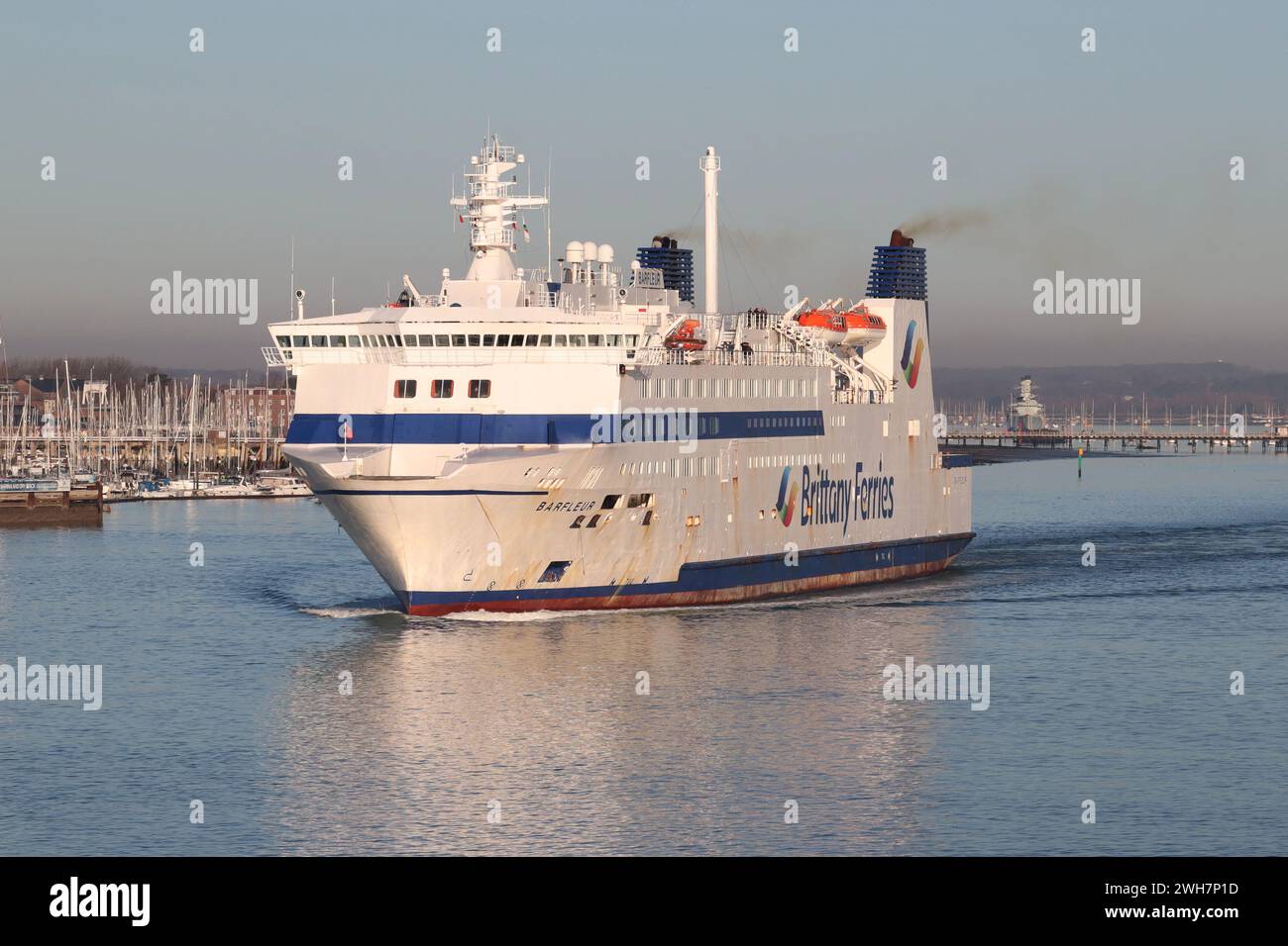 Das Bretagne Ferries Roll-on, Roll-off Fracht- und Passagierschiff MV BARFLEUR fährt nach Frankreich Stockfoto