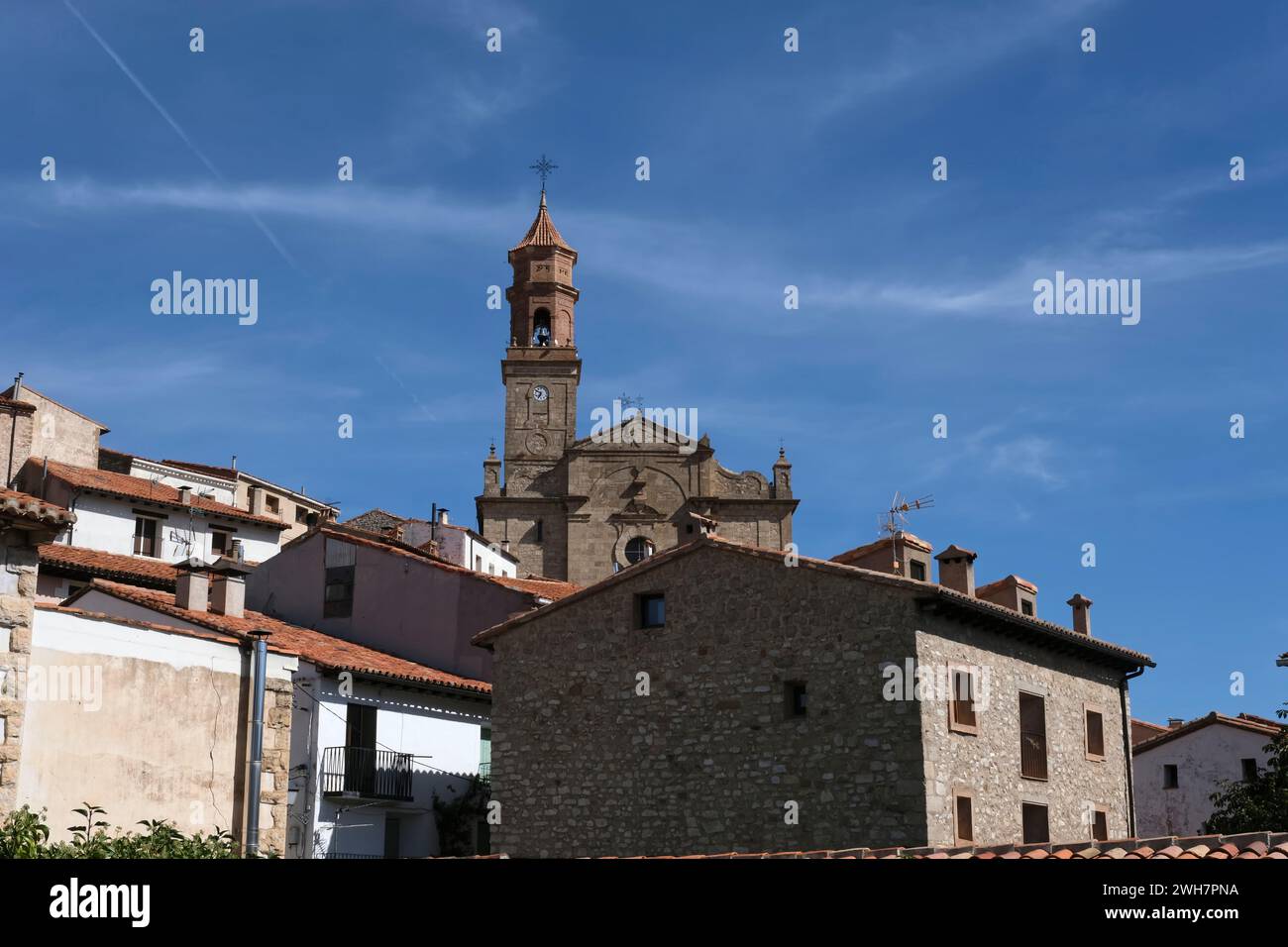 Die Pfarrkirche San Millán de La Cogolla ragt über der Stadt Orihuela del Tremedal, Teruel, Aragon, Spanien, Europa Stockfoto