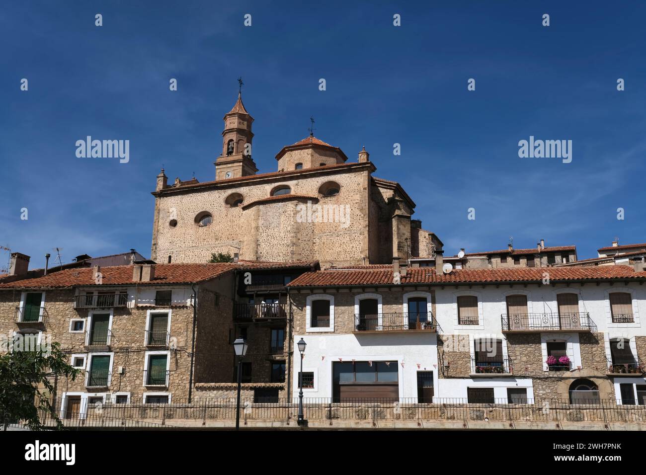 Die Pfarrkirche San Millán de La Cogolla ragt über der Stadt Orihuela del Tremedal, Teruel, Aragon, Spanien, Europa Stockfoto