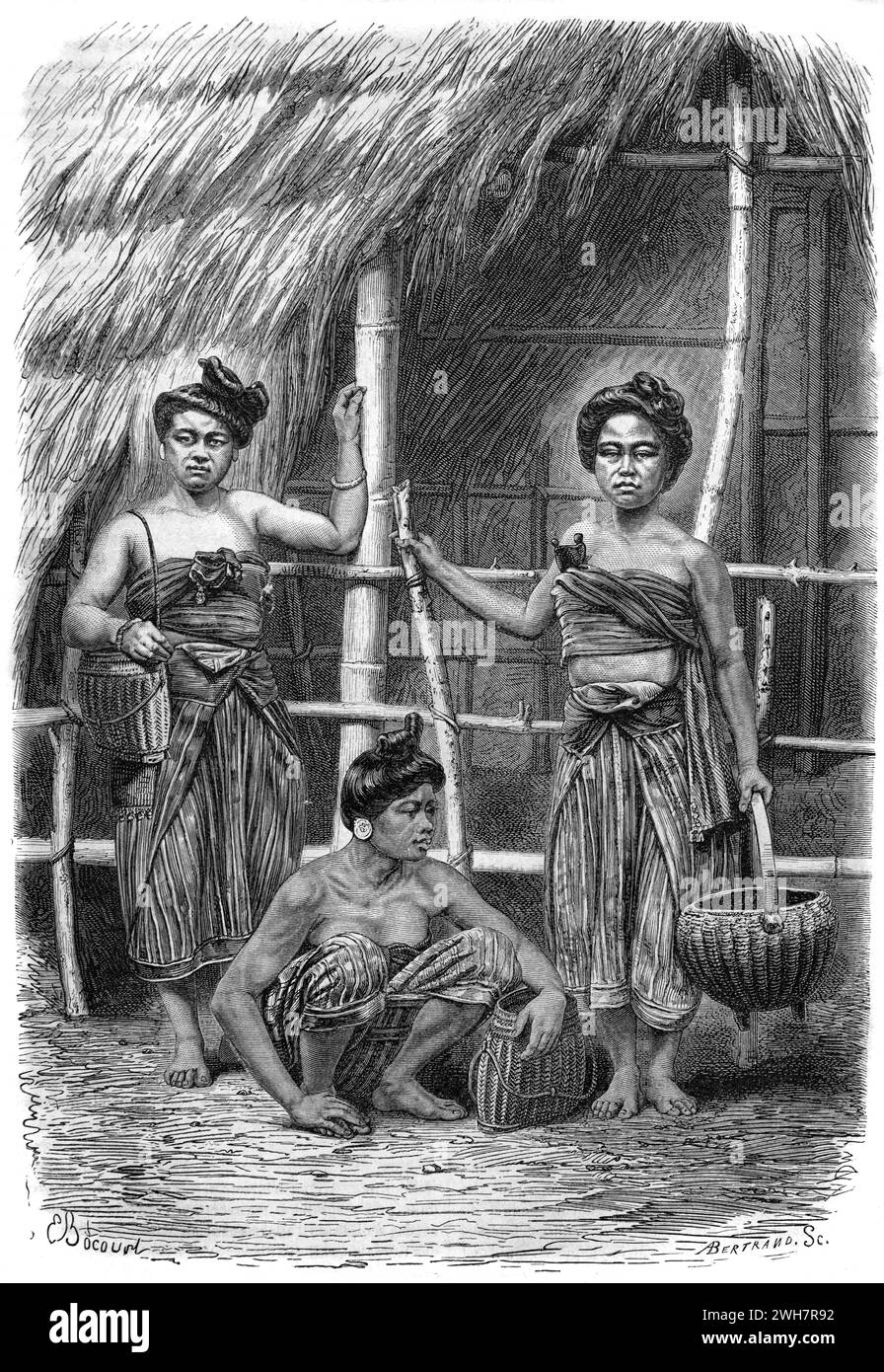 Laotische oder laotische Frauen tragen traditionelle Kleidung oder Kleidung neben ihrer Bambus und Grass Village Hut Laos. Vintage oder historische Gravur oder Illustration 1863 Stockfoto