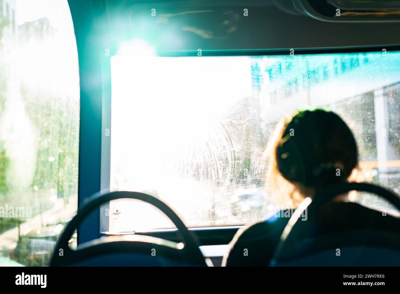 Blick direkt in das weiße Licht der Sonne mit einem Passagier, der ins Licht blickt. Ein Konzeptbild in Bezug auf die globale Erwärmung. Stockfoto