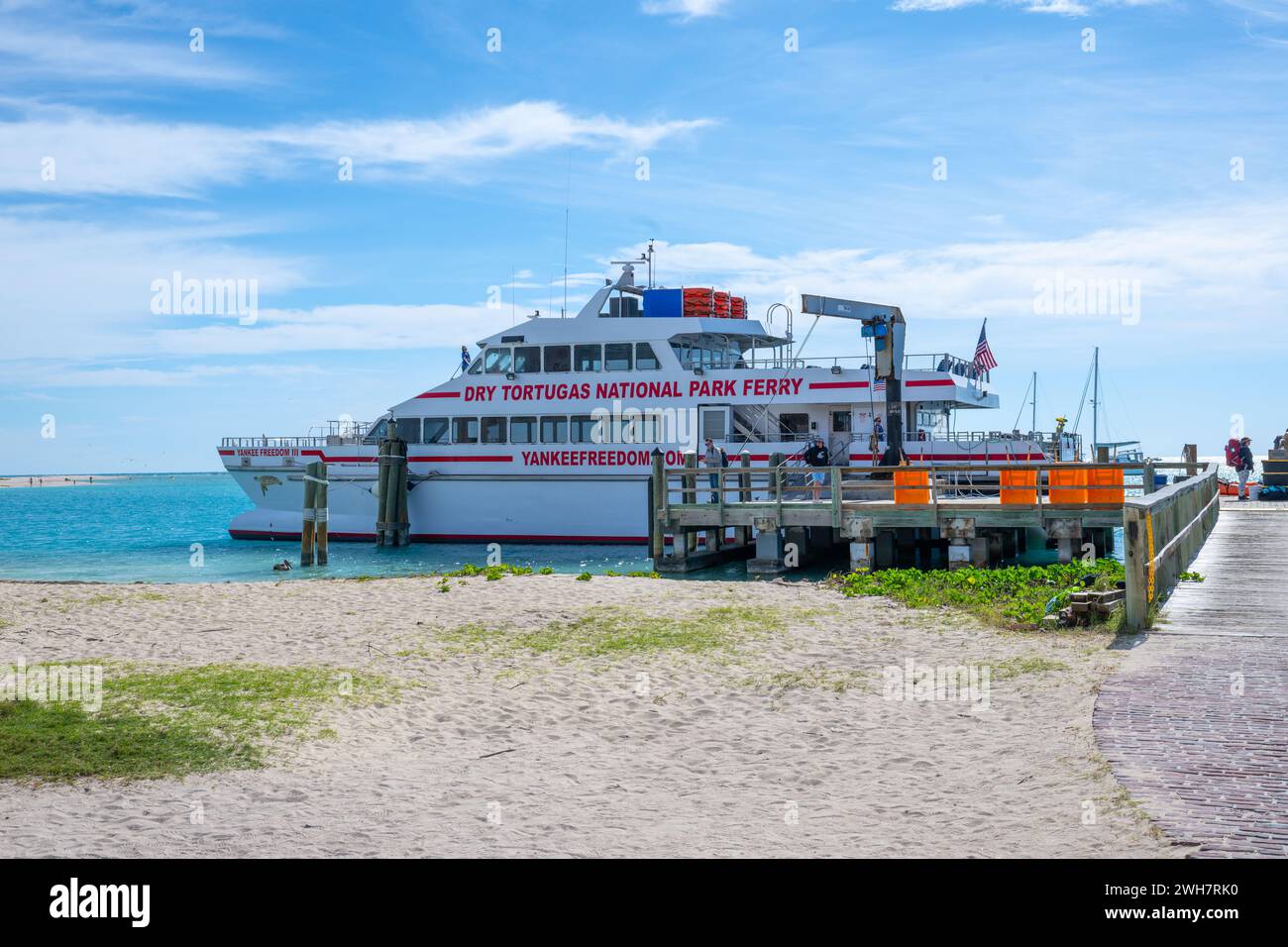 Die Yankee Freedom III, Dry Tortugas National Park Fähre am Dock in der Nähe von Fort Jefferson im Dry Tortugas National Park in Florida, USA. Stockfoto