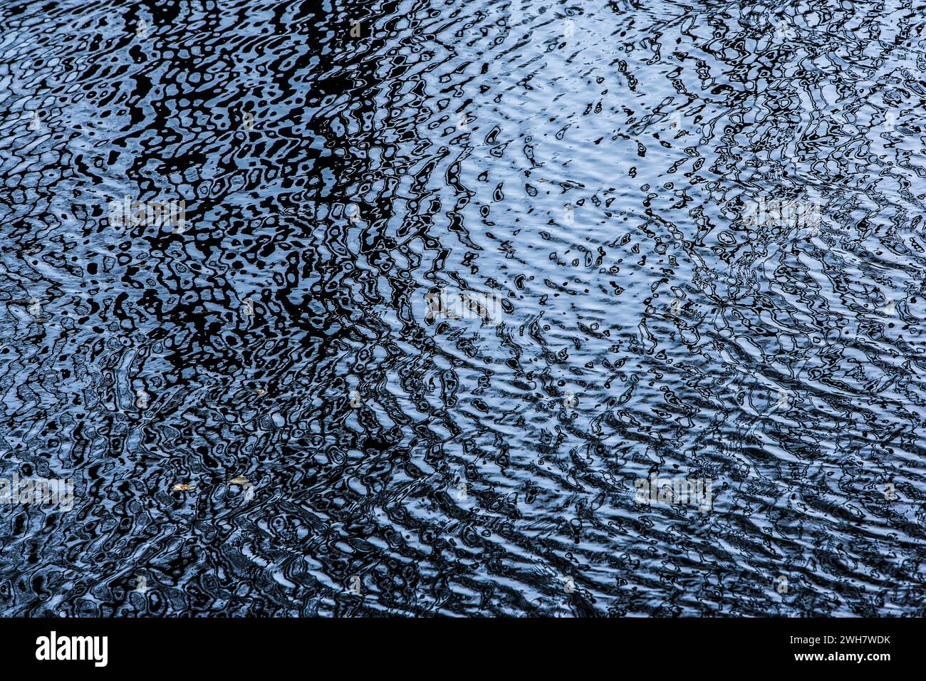 Strukturen einer Wasseroberfläche Stockfoto