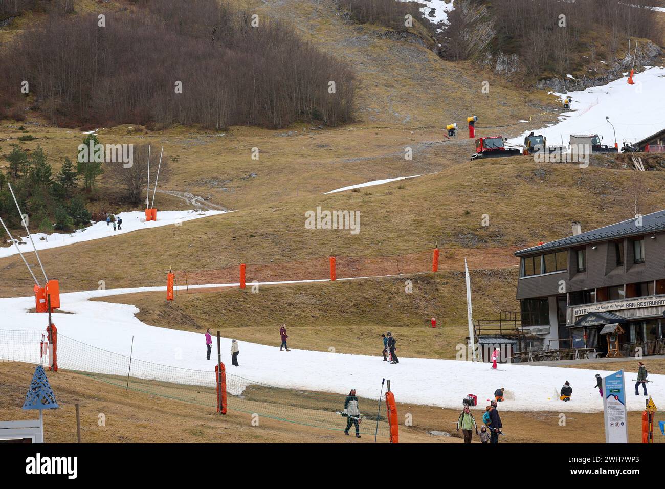 Laruns, Frankreich. Februar 2024. © PHOTOPQR/SUD OUEST/David Le Deodic ; Laruns ; 08/02/2024 ; La Station de Ski de Gourette sans neige à la veille des Vacances, le 8 fevrier 2024 . Réchauffement climatique, manque de neige, neige de culture, Canon à neige. Laruns, Frankreich, 8. februar 2024. In den Pyrenäen, dem Skigebiet Gourette ohne Schnee am Vorabend der Ferien wird der kleine Schnee von den Cannons Credit: MAXPPP/Alamy Live News geliefert Stockfoto