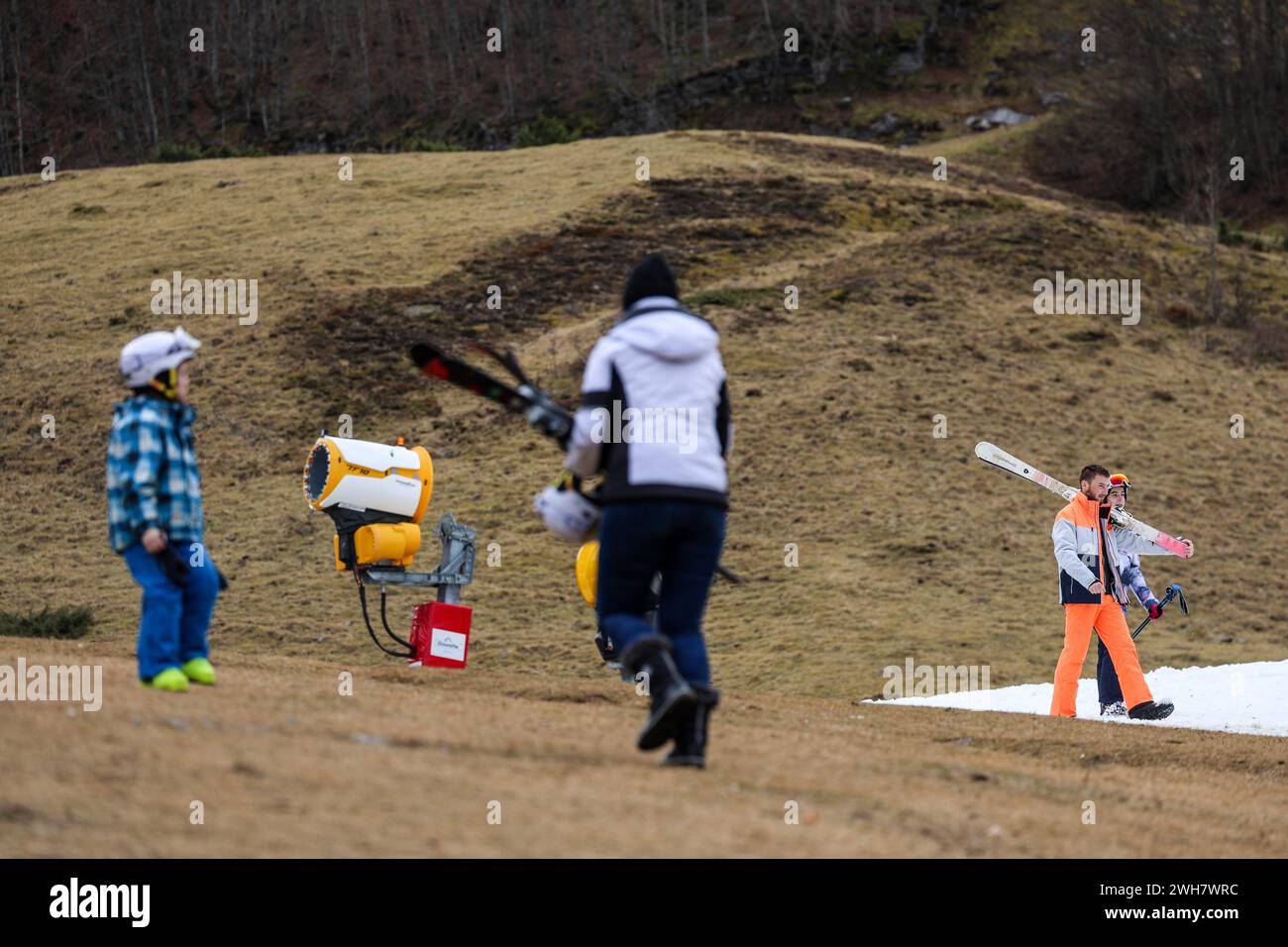 Laruns, Frankreich. Februar 2024. © PHOTOPQR/SUD OUEST/David Le Deodic ; Laruns ; 08/02/2024 ; La Station de Ski de Gourette sans neige à la veille des Vacances, le 8 fevrier 2024 . Réchauffement climatique, manque de neige, neige de culture, Canon à neige. Laruns, Frankreich, 8. februar 2024. In den Pyrenäen, dem Skigebiet Gourette ohne Schnee am Vorabend der Ferien wird der kleine Schnee von den Cannons Credit: MAXPPP/Alamy Live News geliefert Stockfoto