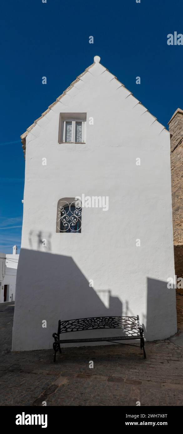 Malerisches Gebäude in einer Straße in Vejer de la Frontera, einer wunderschönen weißen Stadt in der Provinz Cadiz, Andalusien, Spanien Stockfoto