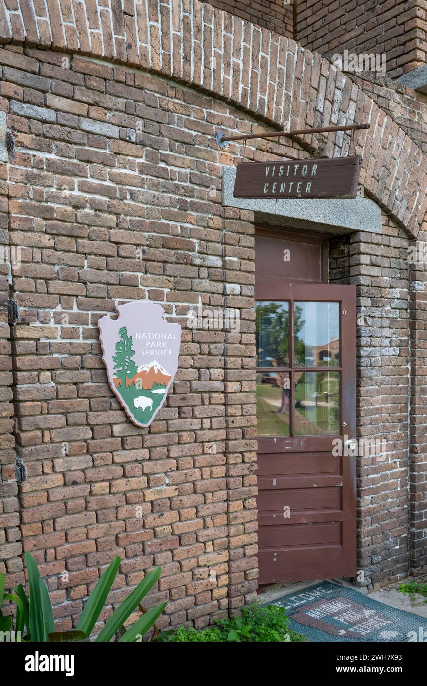 Eingang zum Besucherzentrum und Schild zum National Park Service an der Innenwand von Fort Jefferson, Dry Tortugas National Park, Florida, USA. Stockfoto