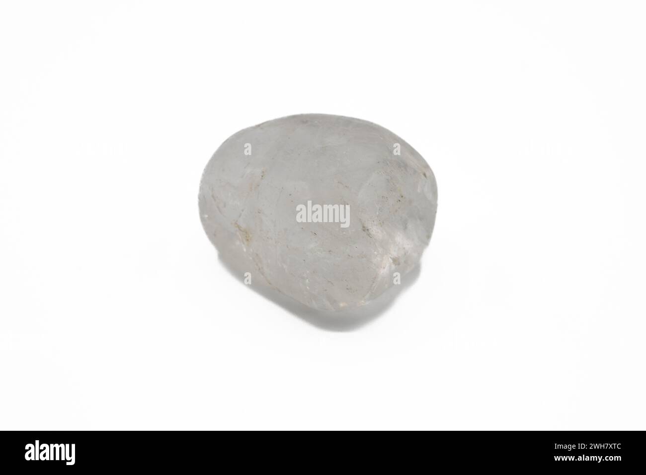 Hyaline Quarz, auch bekannt als Steinkristall, ist eine völlig farblose Quarzvariante. Stockfoto