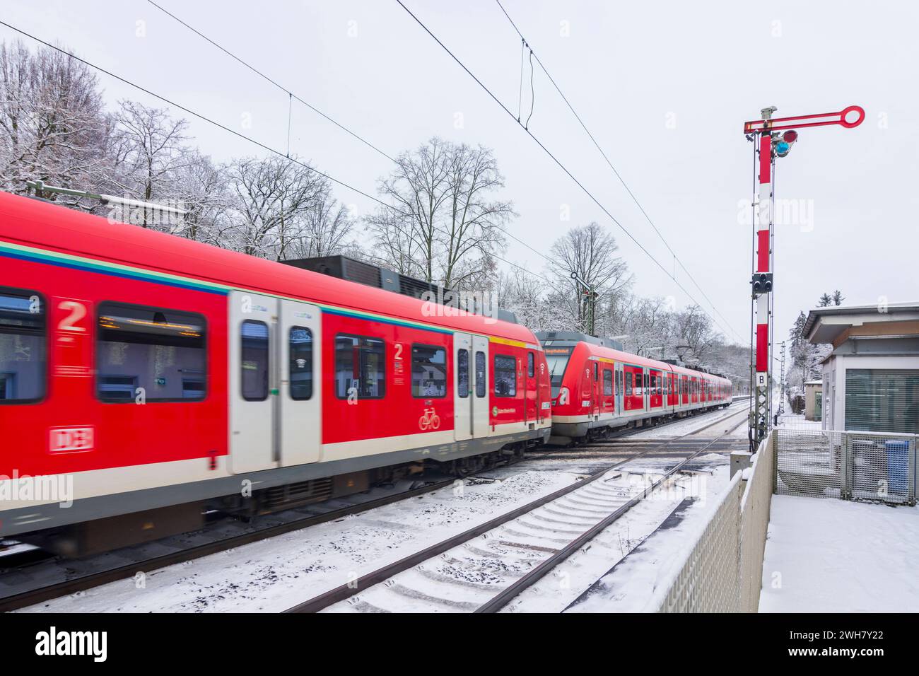 Taunusbahn von Frankfurt nach Wiesbaden in Eddersheim, Schnee, altes Signal, Nahverkehrszug der DB Hattersheim am Main Frankfurt Rhein-Main Hessen, He Stockfoto