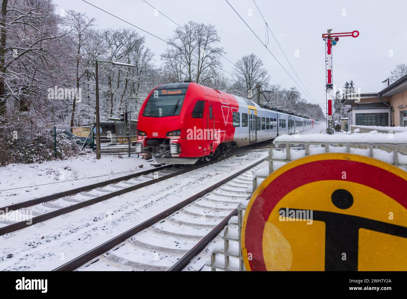 Taunusbahn von Frankfurt nach Wiesbaden in Eddersheim, Schnee, altes Signal, Nahverkehrszug der DB Hattersheim am Main Frankfurt Rhein-Main Hessen, He Stockfoto