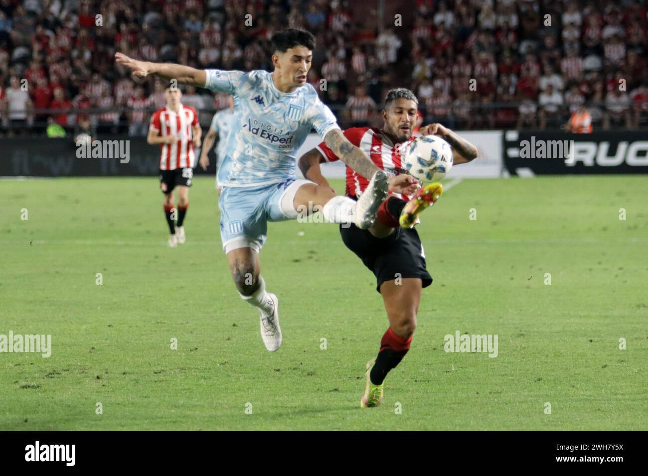 La Plata, Buenos Aires, Argentinien. Februar 2024. Santiago Solari streitet den Ball während des Spiels zwischen Estudiantes L.P. und Racing Club. Stockfoto