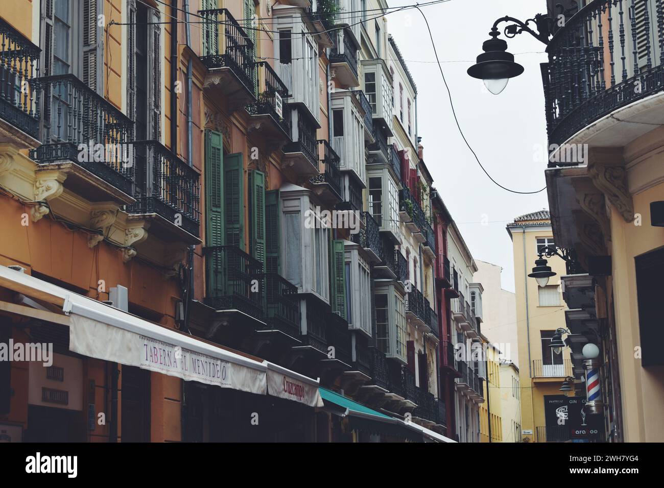 Bunte Fassaden auf einer Straße im Zentrum von Malaga in Andalusien, Spanien, am 1. August 2017 Stockfoto