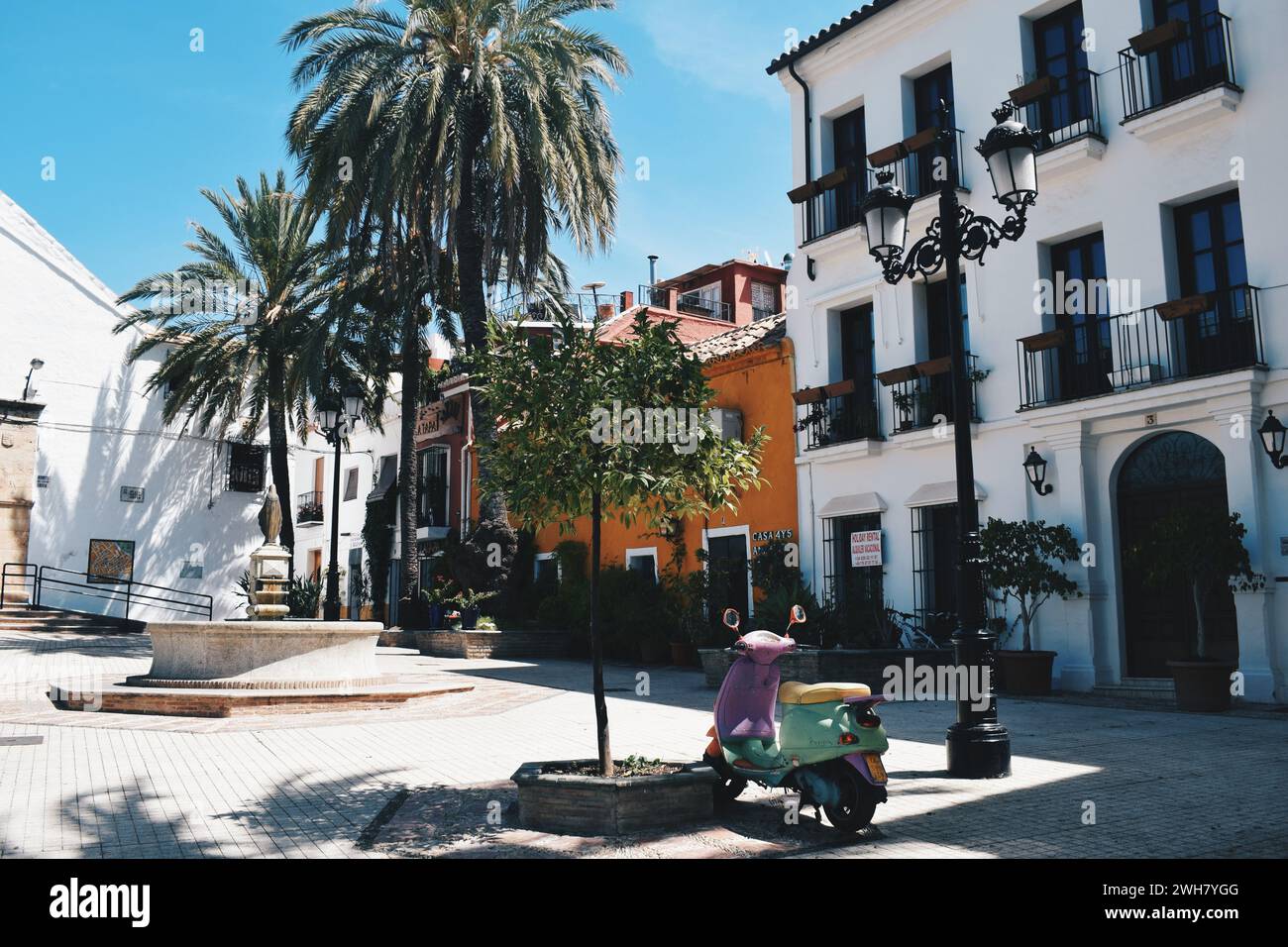 Kleiner Platz mit bunten Fassaden in Marbella in Andalusien, Spanien, am 11. August 2017 Stockfoto