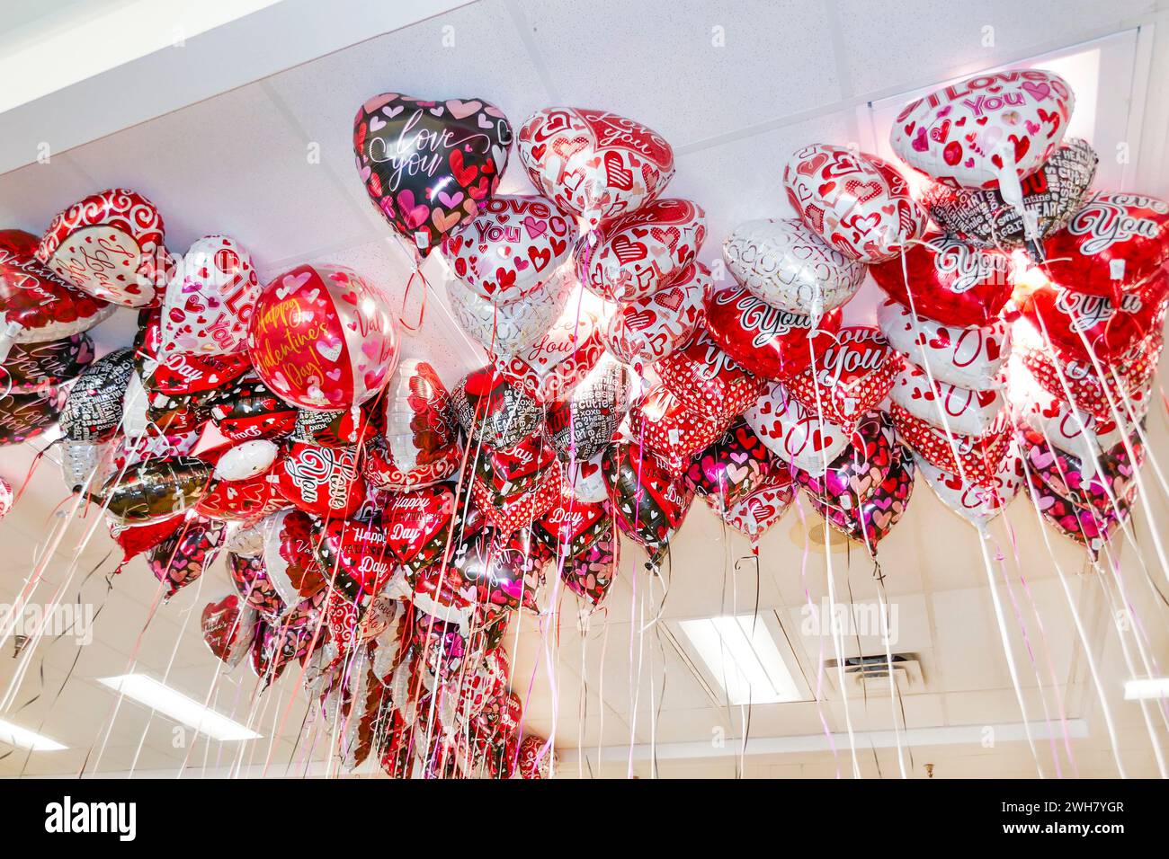 Ballons zum Valentinstag, die von der Decke eines Ladens in Nord-Florida hängen. Stockfoto