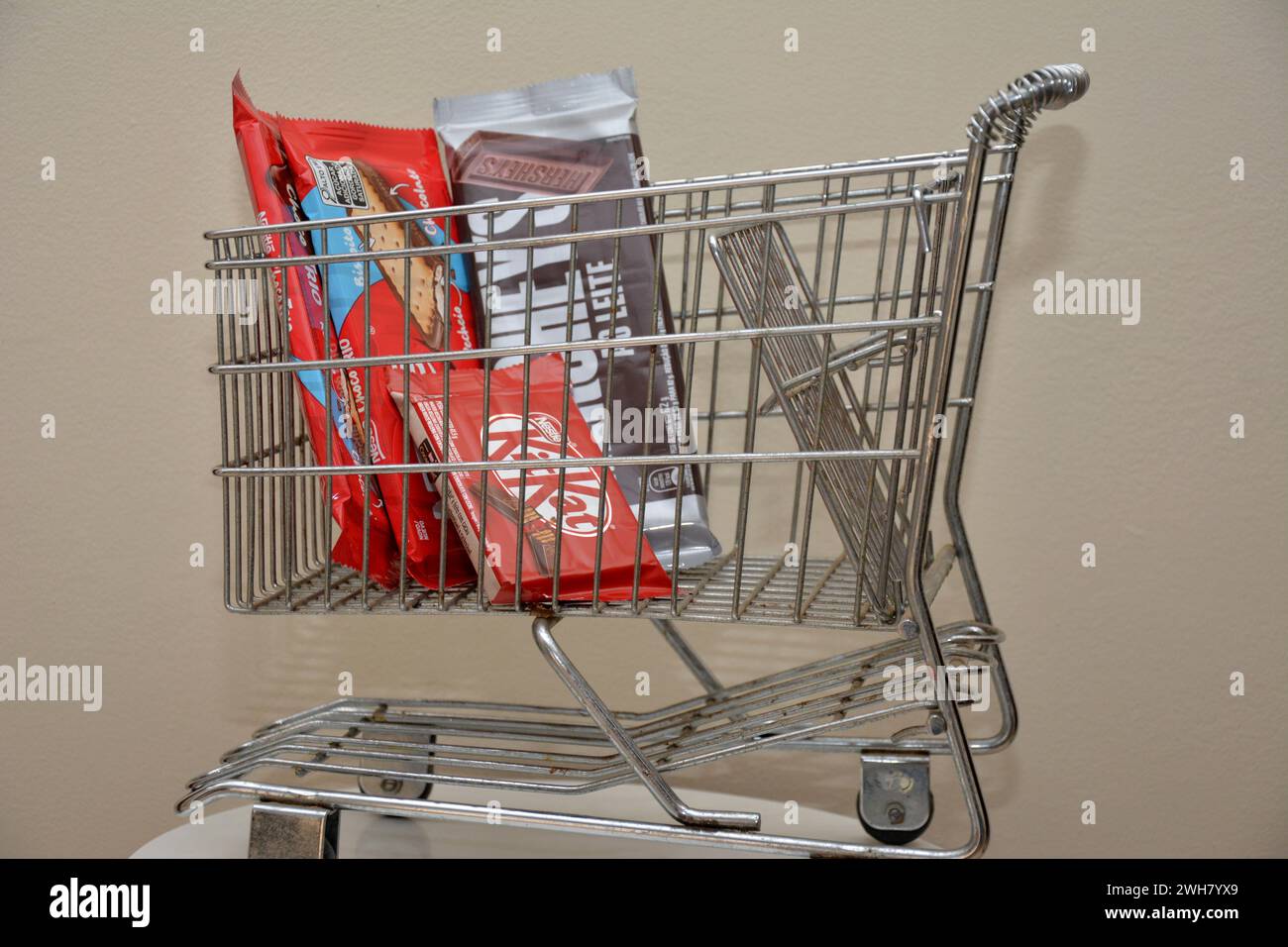 São Paulo, Brasilien, 2023-11-30: Miniatureisenwagen voller Schokolade. Ungesundes Lebensmittelkonzept. Süßes Dessert, Supermarktverkauf. Geschenke zum Valentinstag D Stockfoto