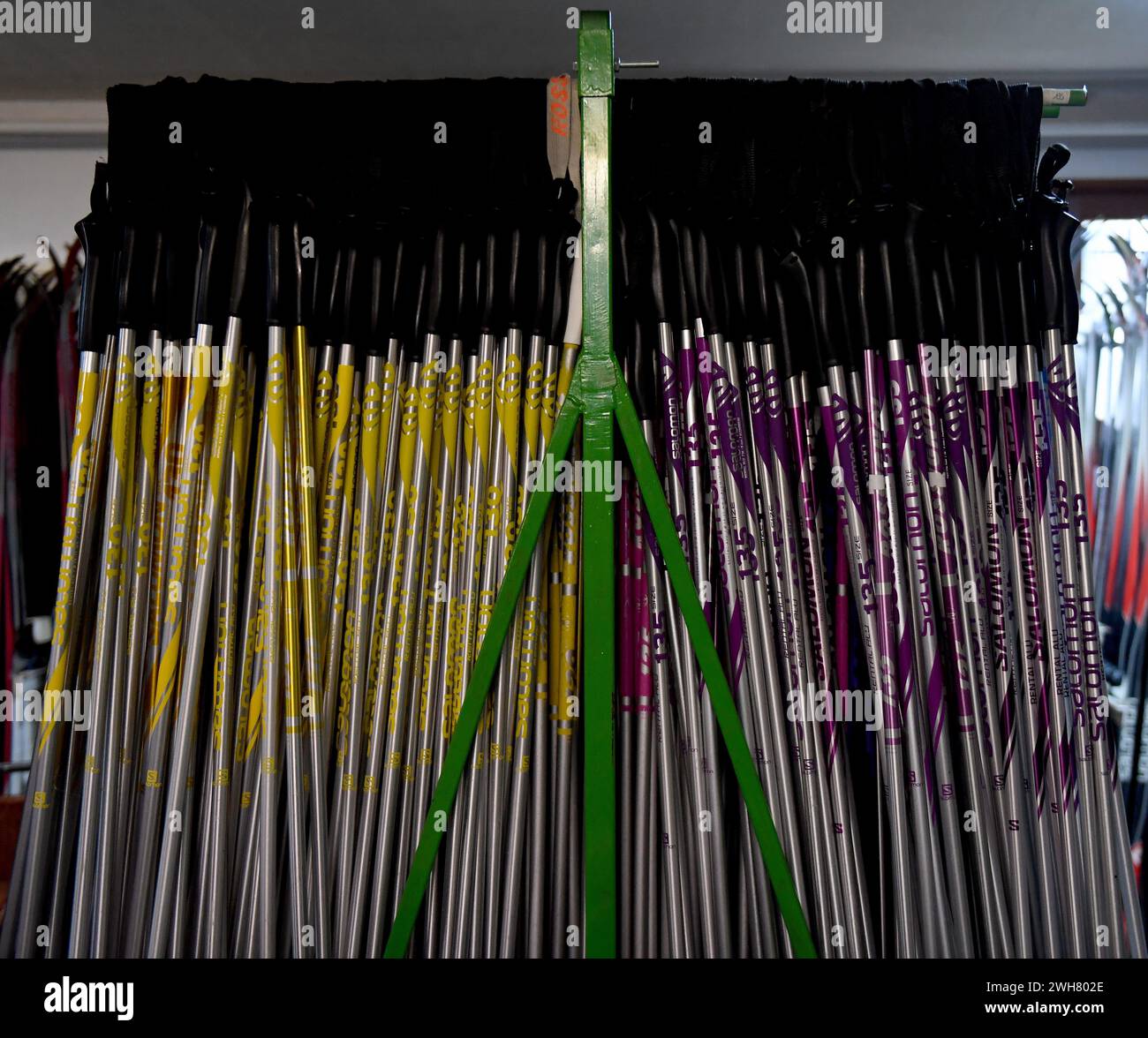 Haut Valromey, Frankreich. Februar 2024. © PHOTOPQR/LE PROGRES/Catherine AULAZ - Haut Valromey 08/02/2024 - Avenir de la Station des Plans d'Hotons - 8 février 2024 - La Station des Plans d'Hotons doit se réinventer pour faire face au manque de neige l'hiver. Alain Perret, qui tient le magasin Servi'Nature, Ruhe optimiste. Es wird eine Boutique von nombreux Services dans sa vorgeschlagen. Haut Valromney, Frankreich, 8. februar 2024 bieten Skigebiete aufgrund von Schneemangel neue Aktivitäten an. Quelle: MAXPPP/Alamy Live News Stockfoto