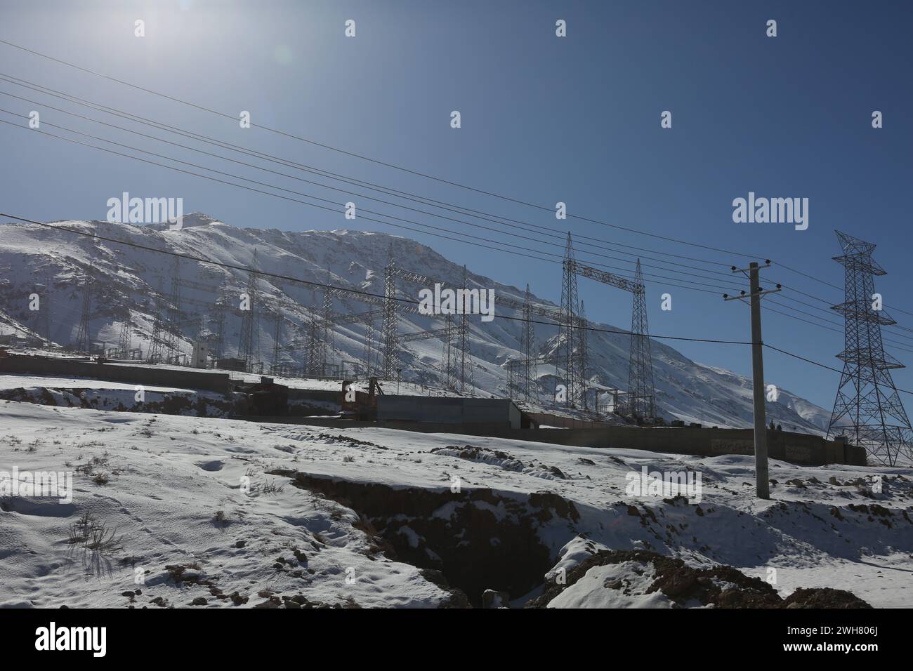 Kabul, Afghanistan. Februar 2024. Das Foto vom 8. Februar 2024 zeigt Stromübertragungsterminals in Kabul, Afghanistan. Die afghanische Regierung hat alle Gebühren für Stromrechnungen an die nachbarstaaten freigegeben, sagte Hekmatullah Maiwandi, Sprecher des Stromunternehmens da Afghanistan Breshna Shirkat, in Gesprächen mit dem afghanischen National Radio and Television (RTA). Quelle: Saifurahman Safi/Xinhua/Alamy Live News Stockfoto