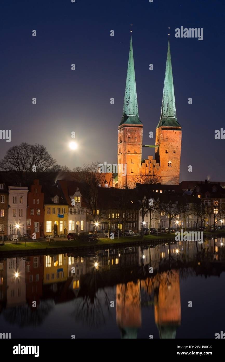Historische Häuser und Lübecker Dom / Dom zu Lübeck / Lübecker Dom entlang der Trave in der Stadt Lübeck bei Nacht, Schleswig-Holstein, Deutschland Stockfoto