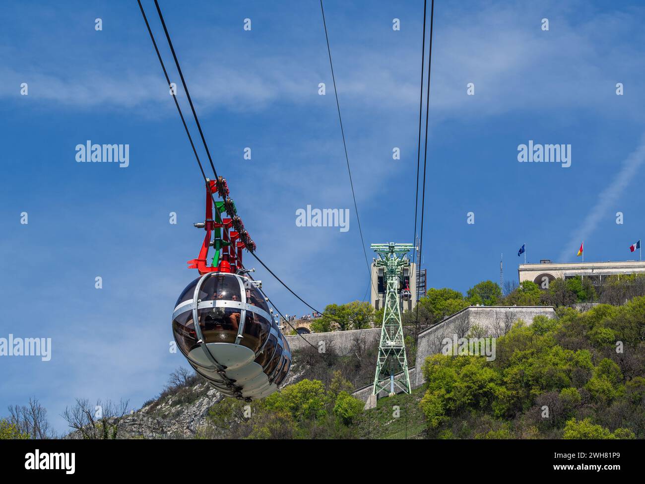 Gondelblasen - Seilbahn bringt Touristen zum Fort de La Bastille in Grenoble, Frankreich Stockfoto