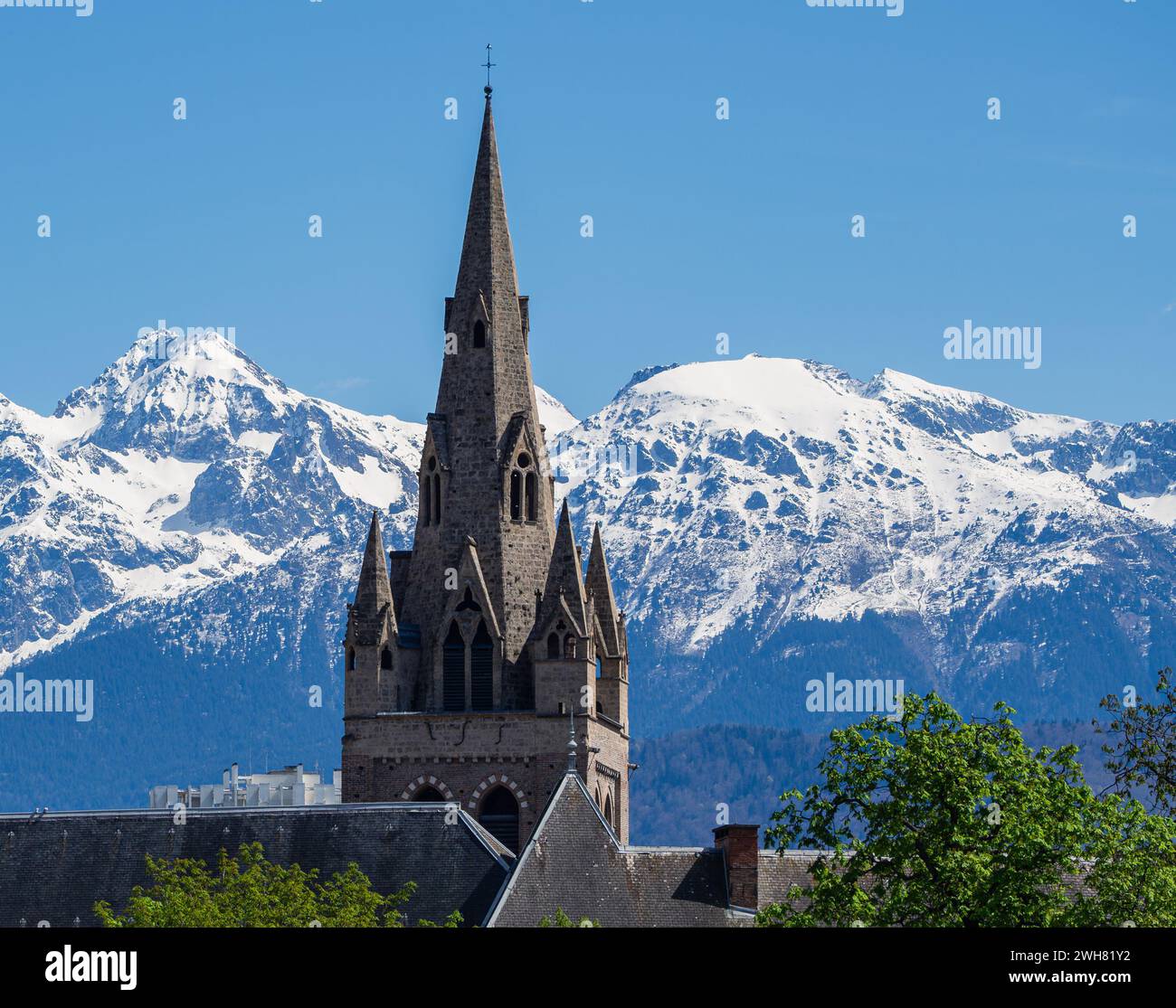 Pfarrkirche, ehemals Stiftskirche dem Heiligen gewidmet. Andrew in Grenoble, Frankreich mit Blick auf die Schneekappe Stockfoto