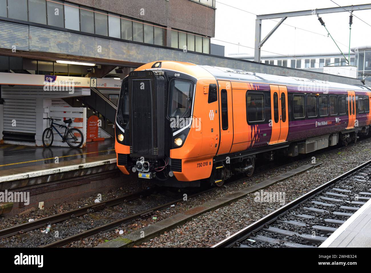 Wolverhampton, Großbritannien, 8. Februar 2024. Die West Midlands Railway stellte heute Morgen ihre neue Flotte von elektrischen Zügen der Klasse 730 am Bahnhof Wolverhampton vor, die nächste Woche zwischen Wolverhampton, Birmingham und Walsall in Betrieb genommen werden können. Im Frühjahr werden sie auch auf der Cross City Line zwischen Lichfield, Birmingham, Redditch und Bromsgrove in Betrieb genommen. Gebaut von Alstom in Derby, als Teil einer Investition von 700 Mio. £ in neue Flotten und Infrastruktur durch die WMR. GP Essex/Alamy Live News Stockfoto