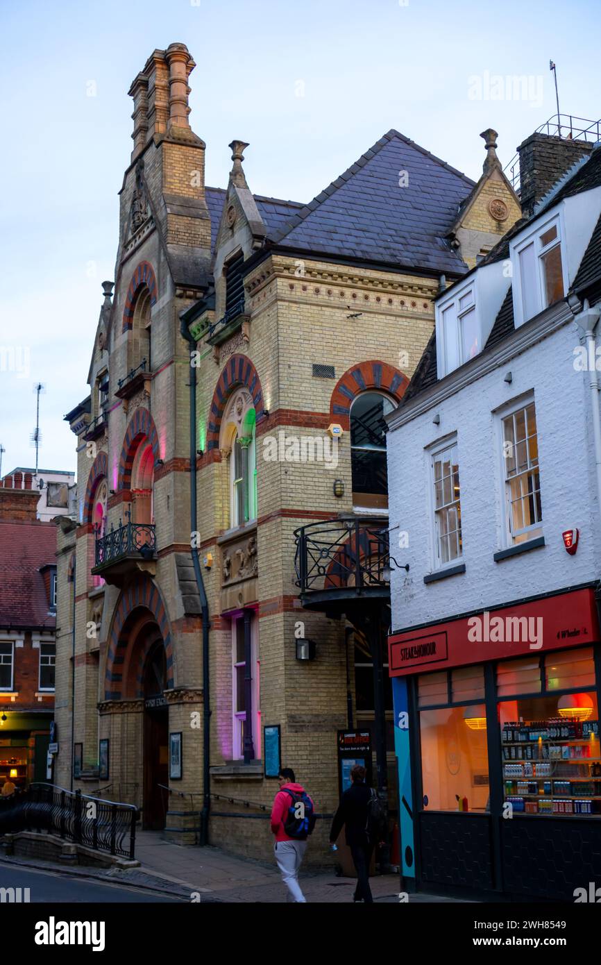 Die beleuchtete Front der Cambridge Corn Exchange Veranstaltungen und Konzerthalle befindet sich in der Wheeler Street in Cambridge, Großbritannien Stockfoto