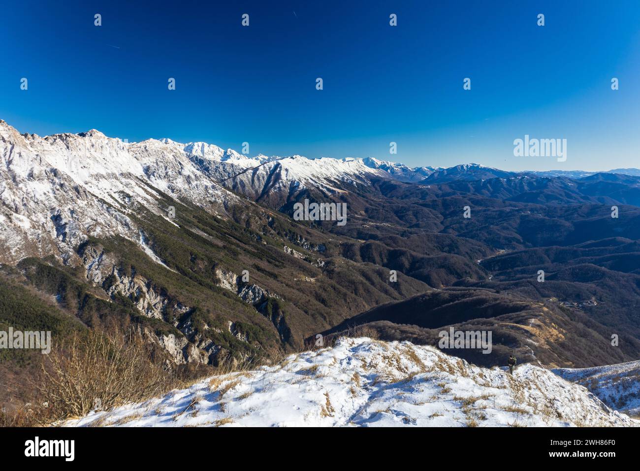 Blauer Himmel über dem Berg Cuarnan, friaul julisch-giulia, italien Stockfoto