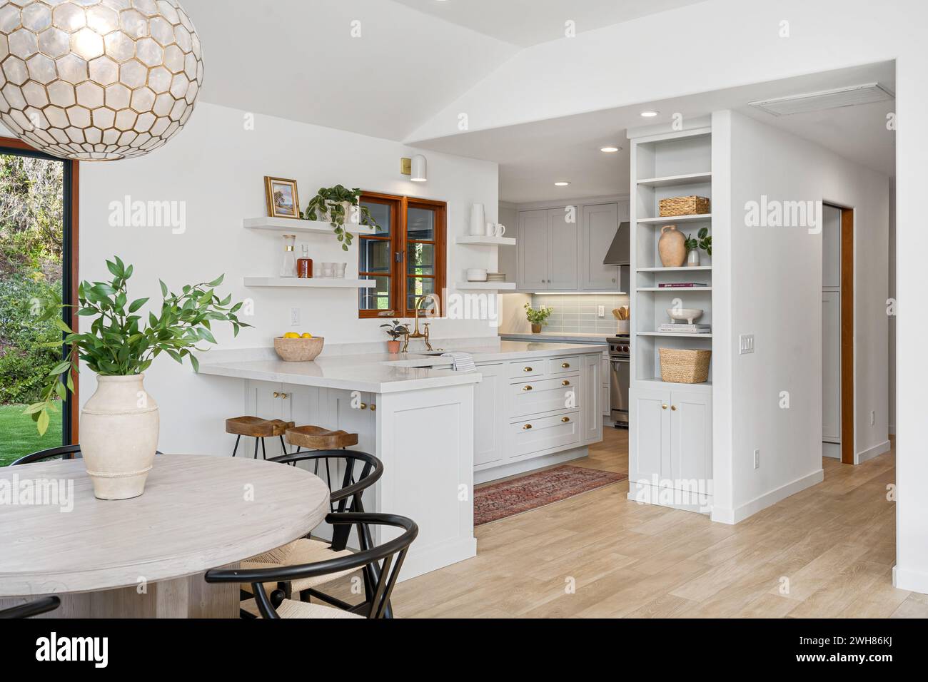 Offener Wohn- und Küchenbereich mit moderner Einrichtung Stockfoto
