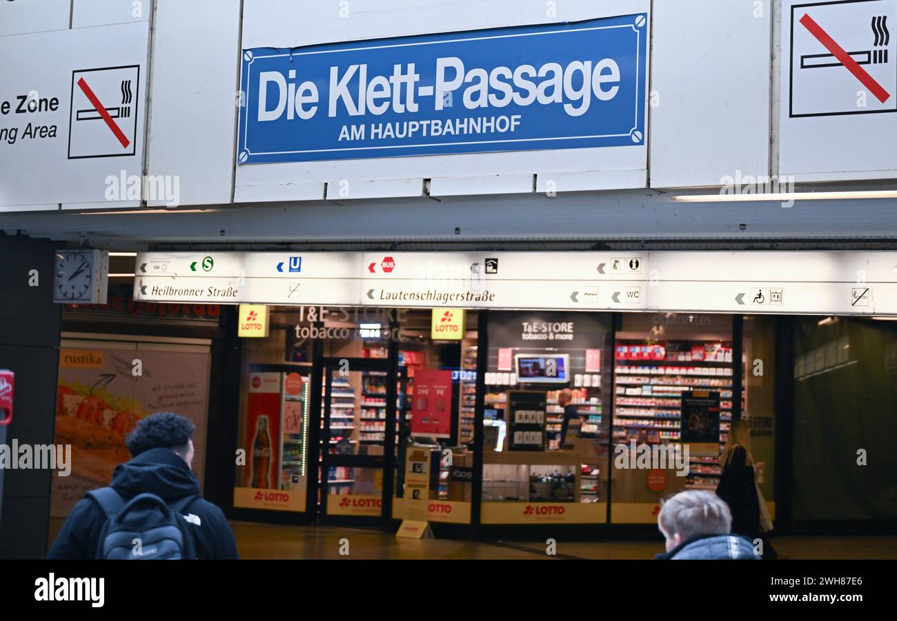 Stuttgart, Deutschland. Februar 2024. Passanten betreten die Klett-Passage am Stuttgarter Hauptbahnhof mit seinen Geschäften. Quelle: Bernd Weißbrod/dpa/Alamy Live News Stockfoto