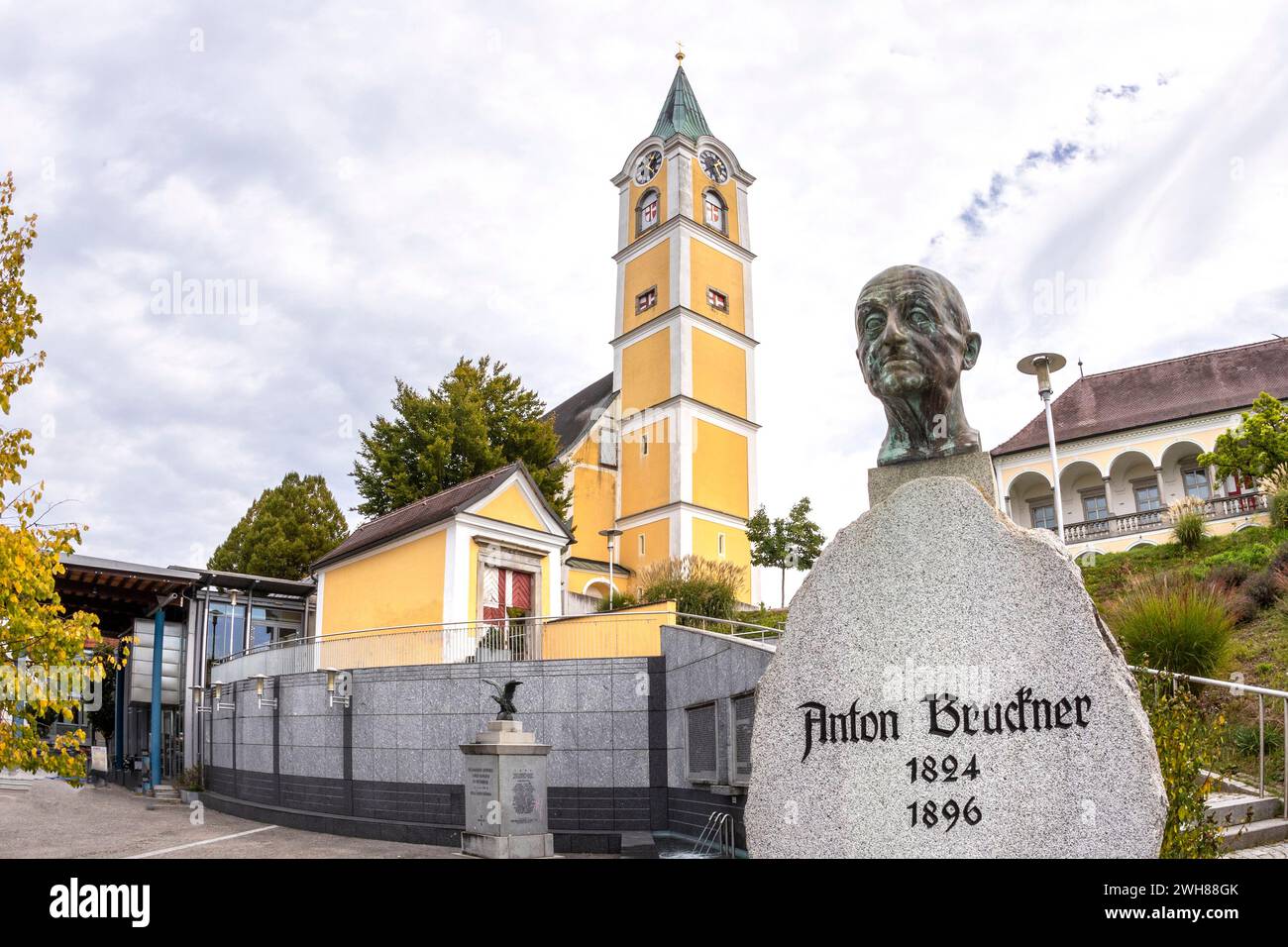 Anton Bruckner Monument Und Pfarrkirche Für St. Valentin In Ansfelden, Oberösterreich, Österreich Stockfoto