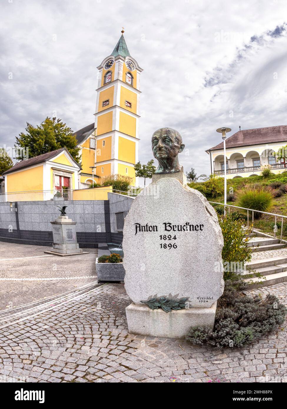 Anton Bruckner Monument Und Pfarrkirche Für St. Valentin In Ansfelden, Oberösterreich, Österreich Stockfoto