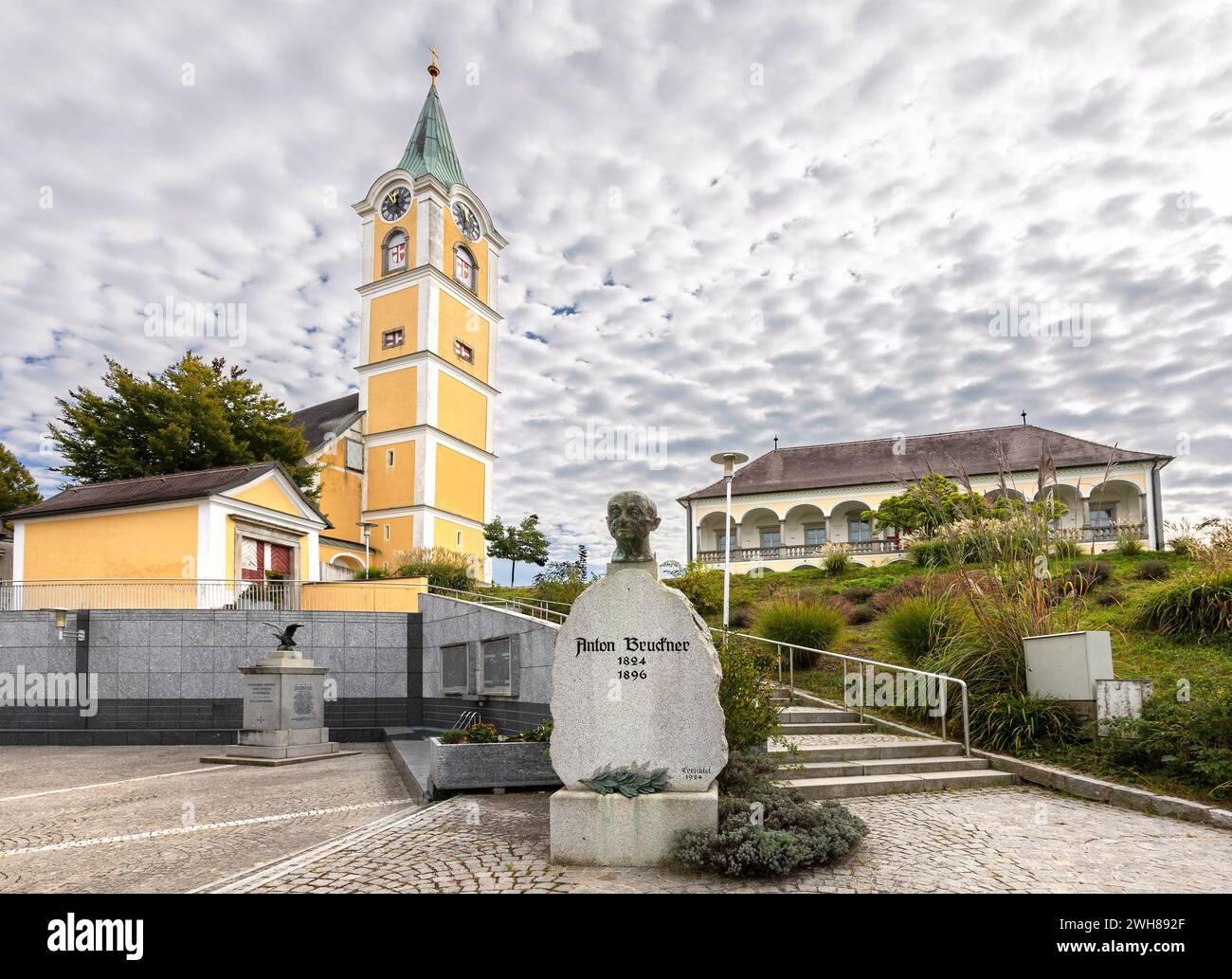 Anton Bruckner Monument Und Pfarrkirche Für St. Valentin In Ansfelden, Oberösterreich, Österreich Stockfoto